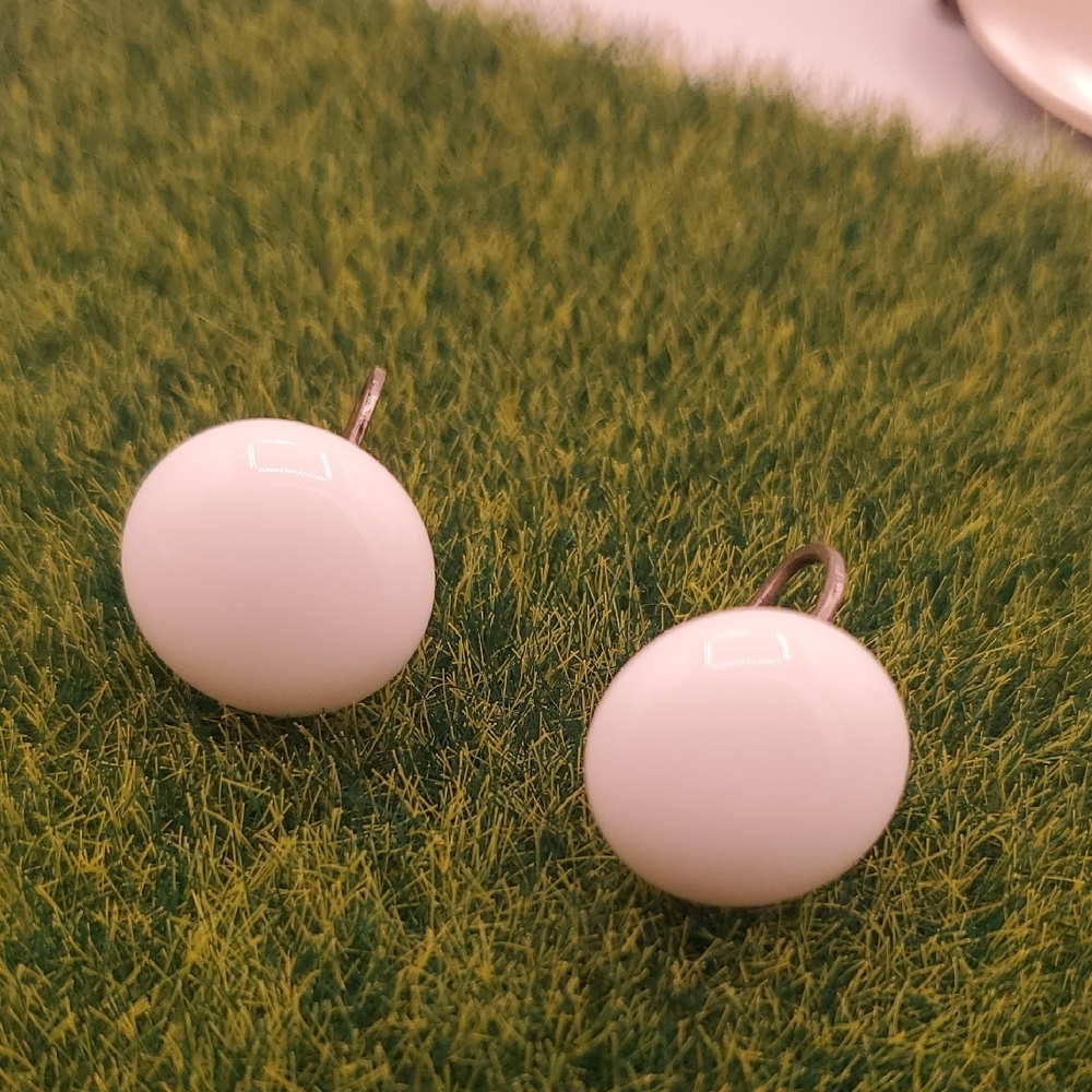 Antique White Round Screwback Earrings E463